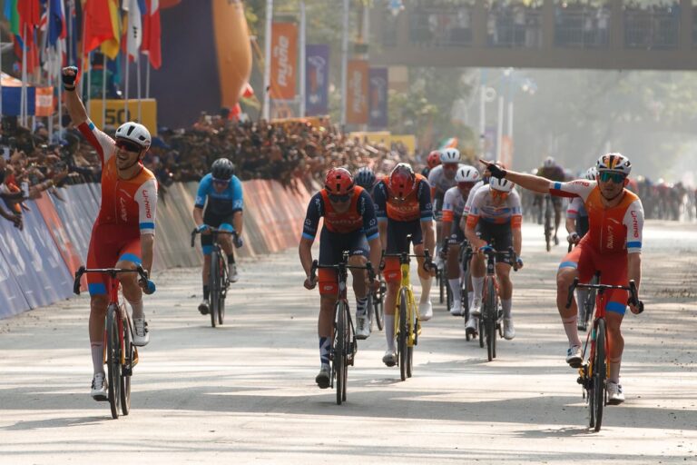 Aliaksei Shnyrko franchit la ligne d’arrivée de la 4e étape du Pune Grand Tour 2026