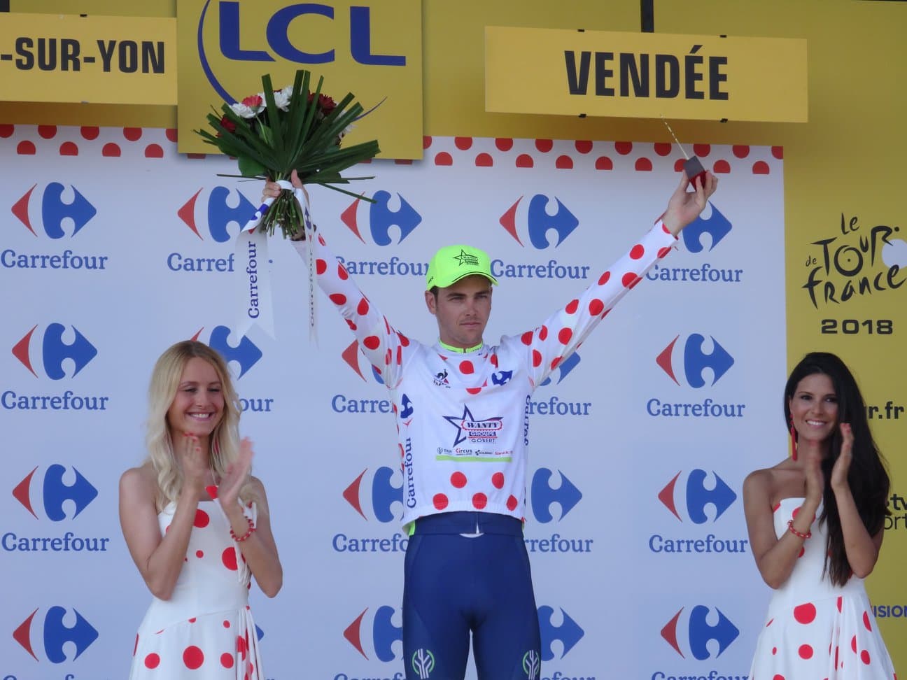 Dion Smith en action dans une course professionnelle sur route, portant le maillot de son équipe.