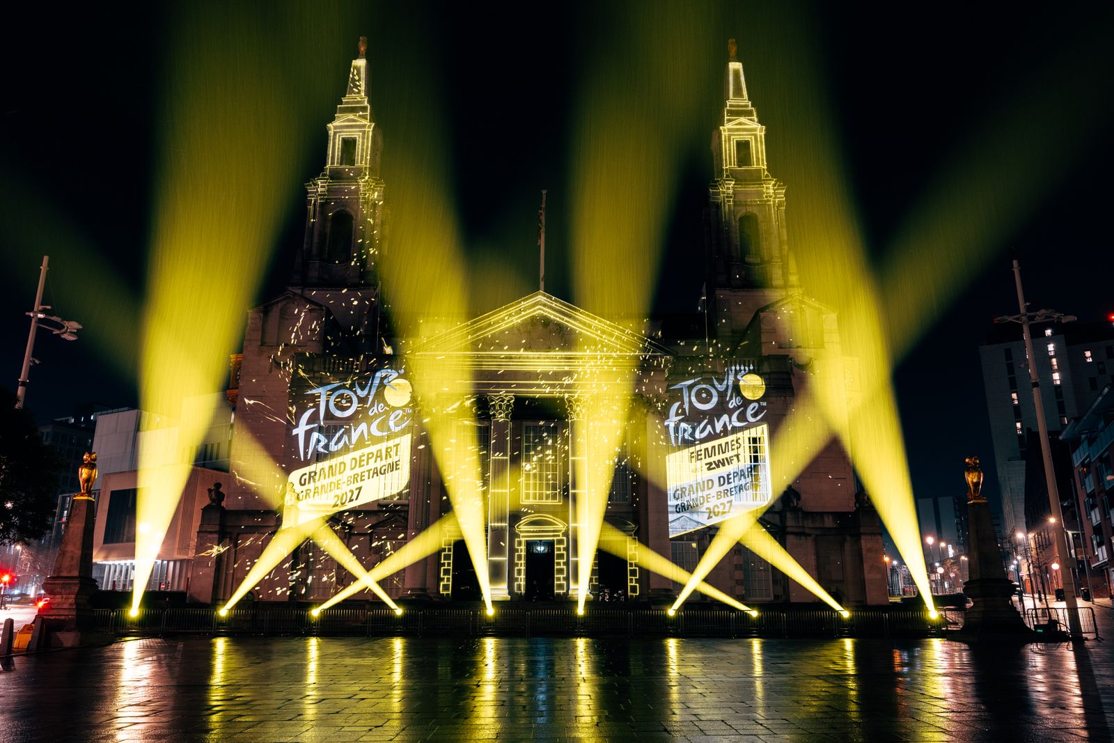 Projection lumineuse annonçant le Grand Départ du Tour de France 2027 sur un bâtiment emblématique au Royaume-Uni.