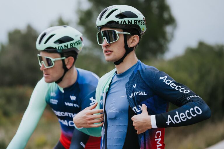 Leaders de DECATHLON CMA CGM à l’entraînement sur route en groupe