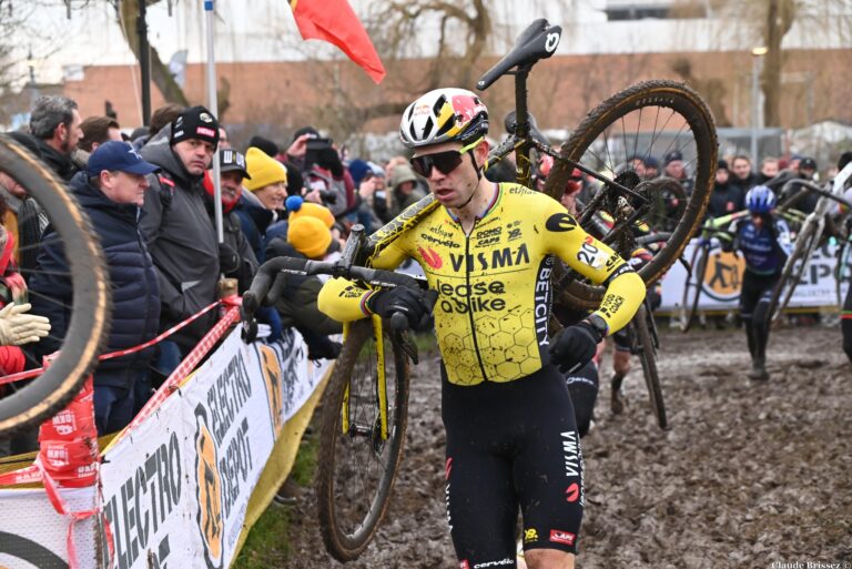 Wout van Aert après sa chute lors du cyclo-cross de Mol