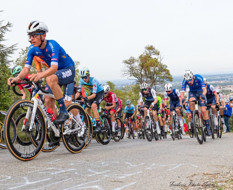Seff Van Kerckhove, coureur belge du Decathlon CMA CGM U19 Team, avant une course
