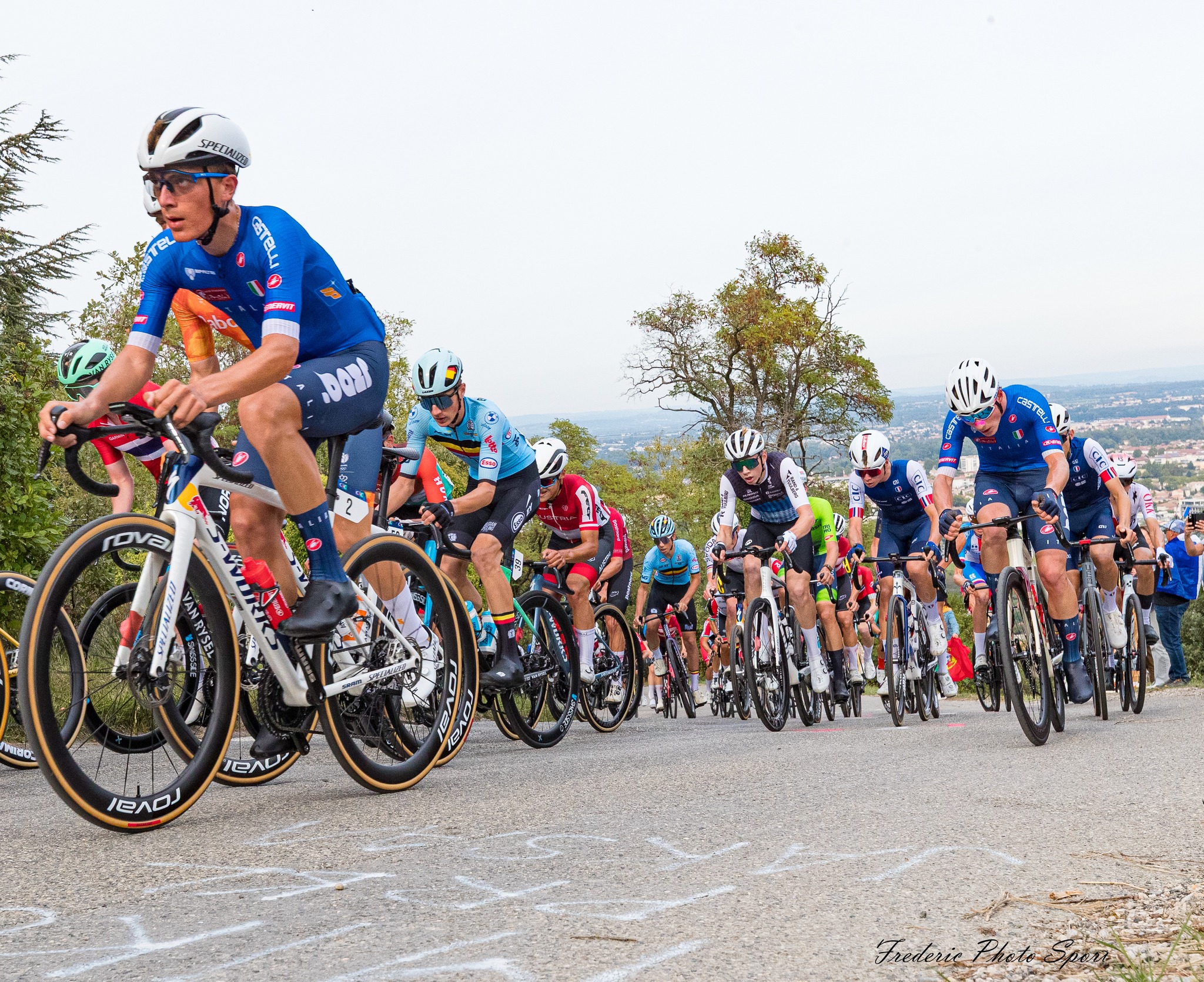 Peloton junior lors d’une course sur route UCI
