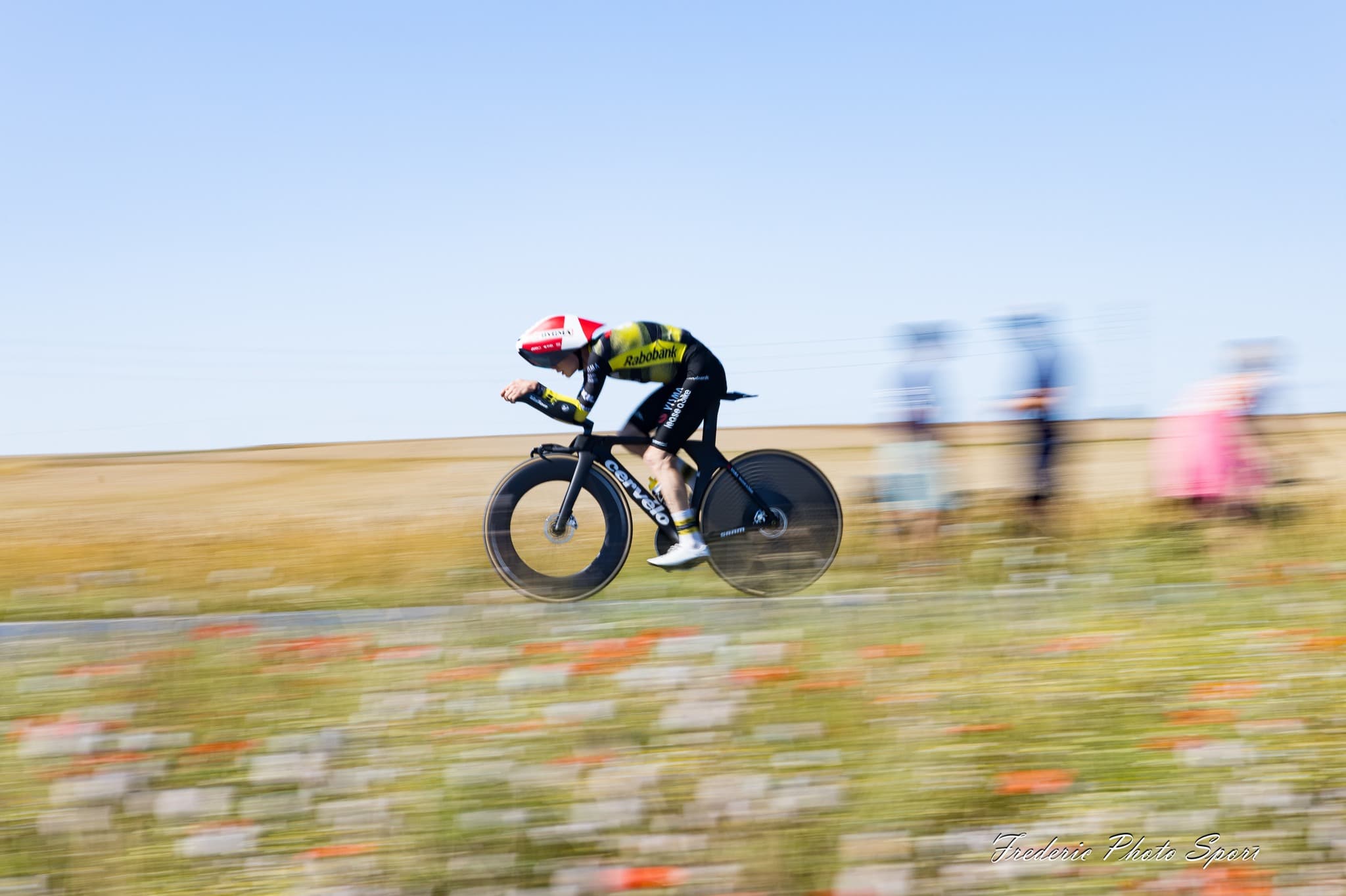 Jonas Vingegaard en action sous les couleurs de Team Visma | Lease a Bike