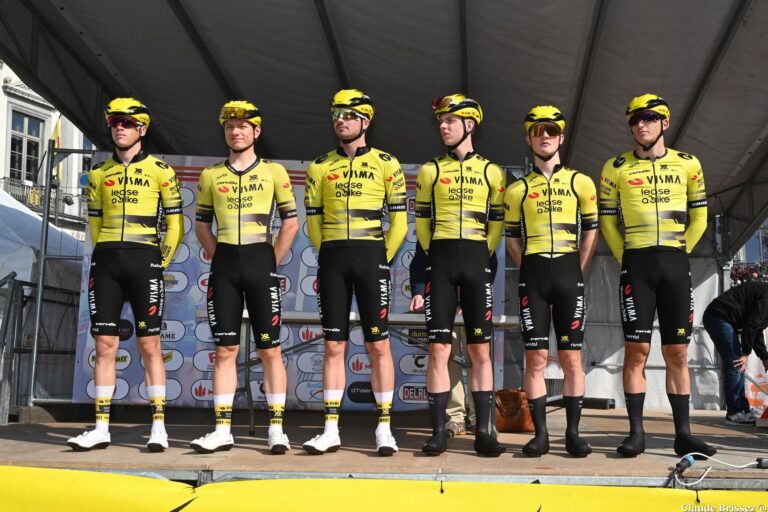 Photo de l’équipe Team Visma | Lease a Bike en 2025 sur le podium d’une course professionnelle