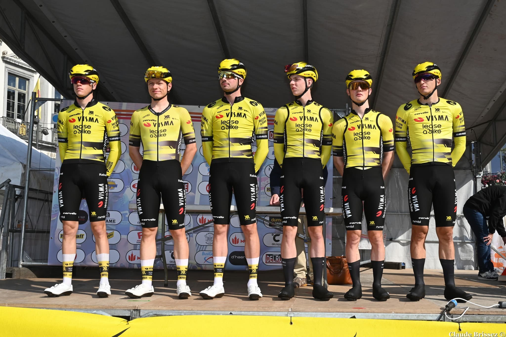 Photo de l’équipe Team Visma | Lease a Bike en 2025 sur le podium d’une course professionnelle