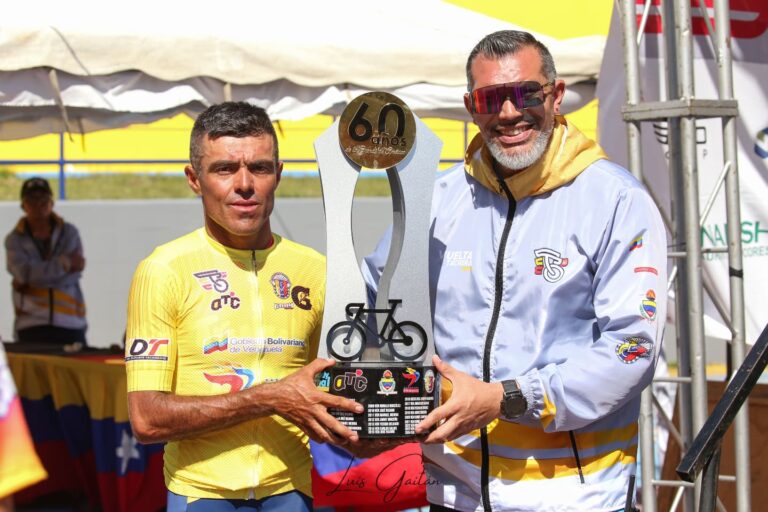 Edwin Becerra célèbre sa victoire au général de la Vuelta al Táchira 2025