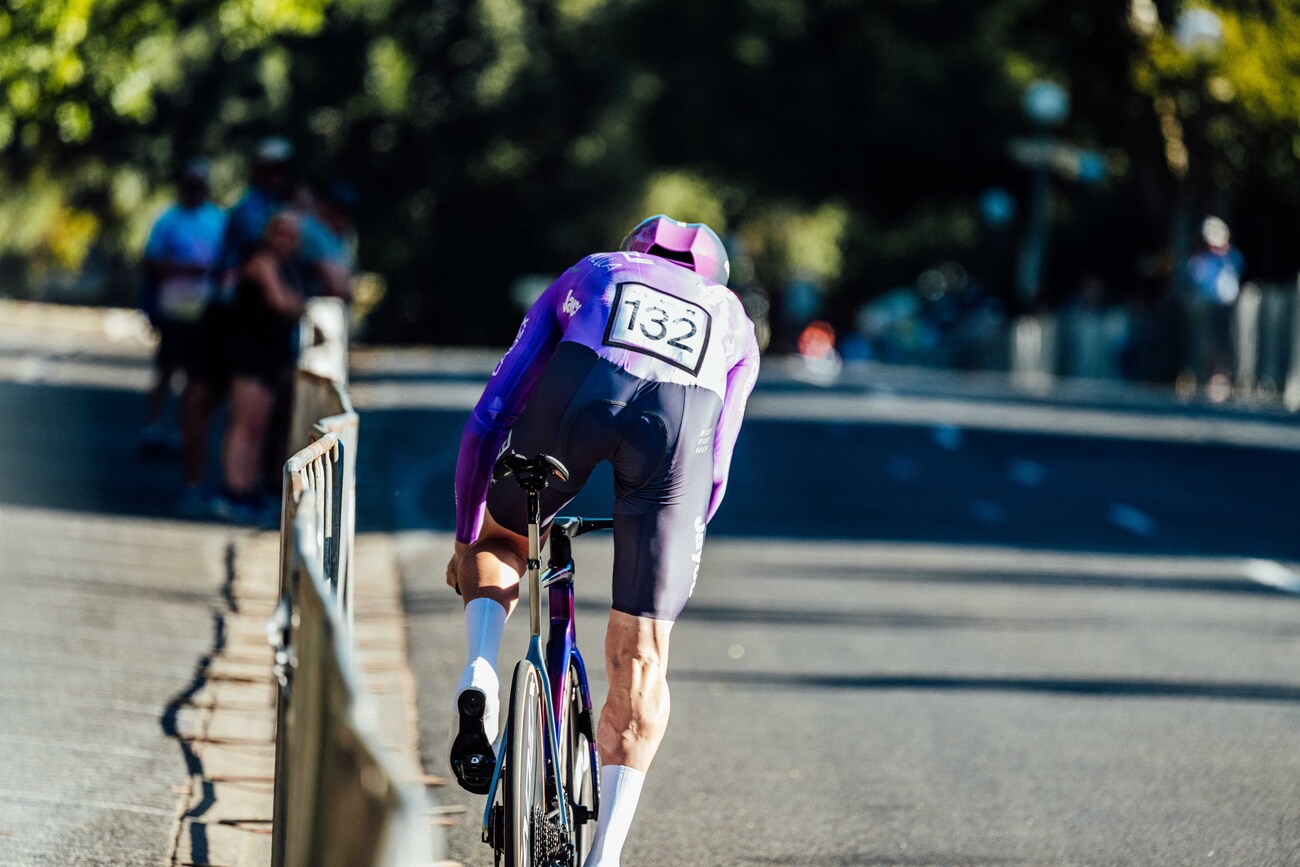 Coureur vu de dos dans le peloton lors du Tour Down Under en Australie