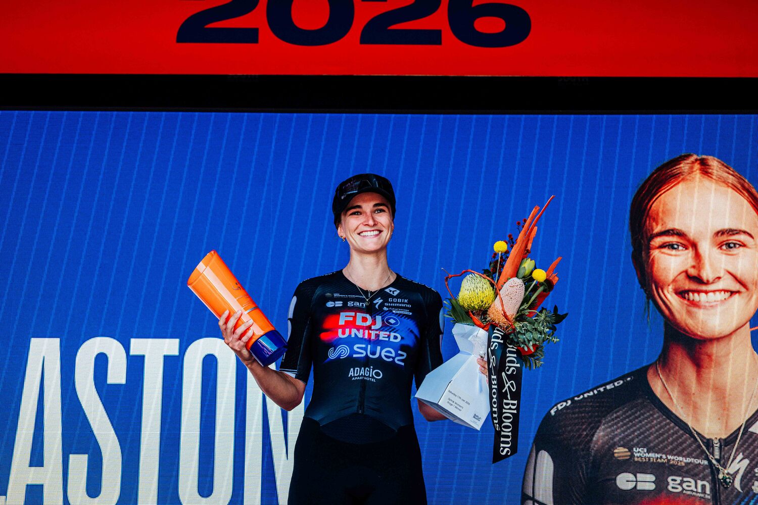Ally Wollaston sur le podium après la 1re étape du Women's Tour Down Under 2026