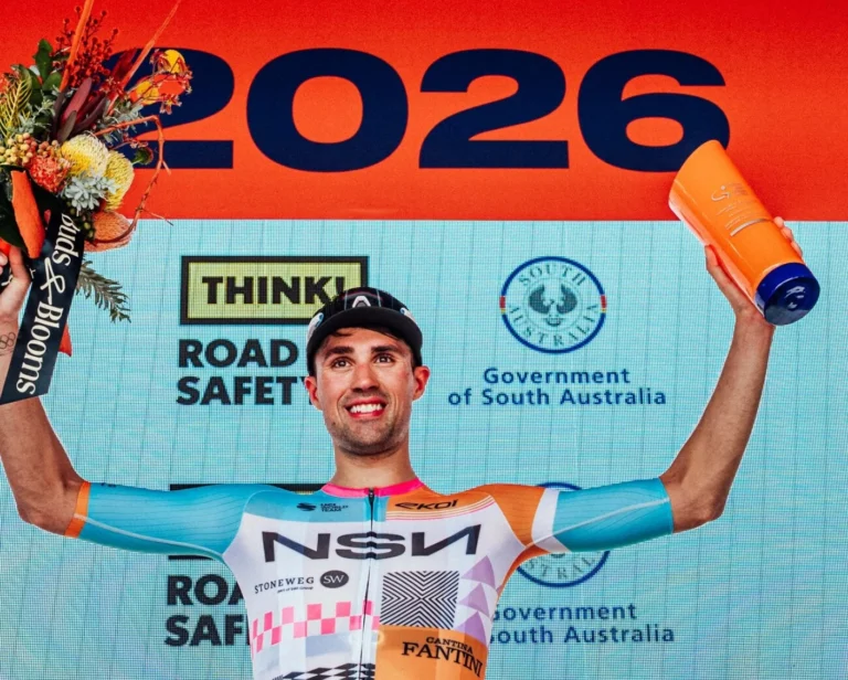 Ethan Vernon célèbre sa victoire sur la 4e étape du Tour Down Under 2026