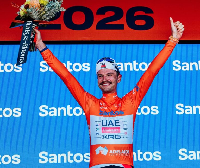Jay Vine sur le podium du Tour Down Under 2026 après sa victoire sur la 2e étape