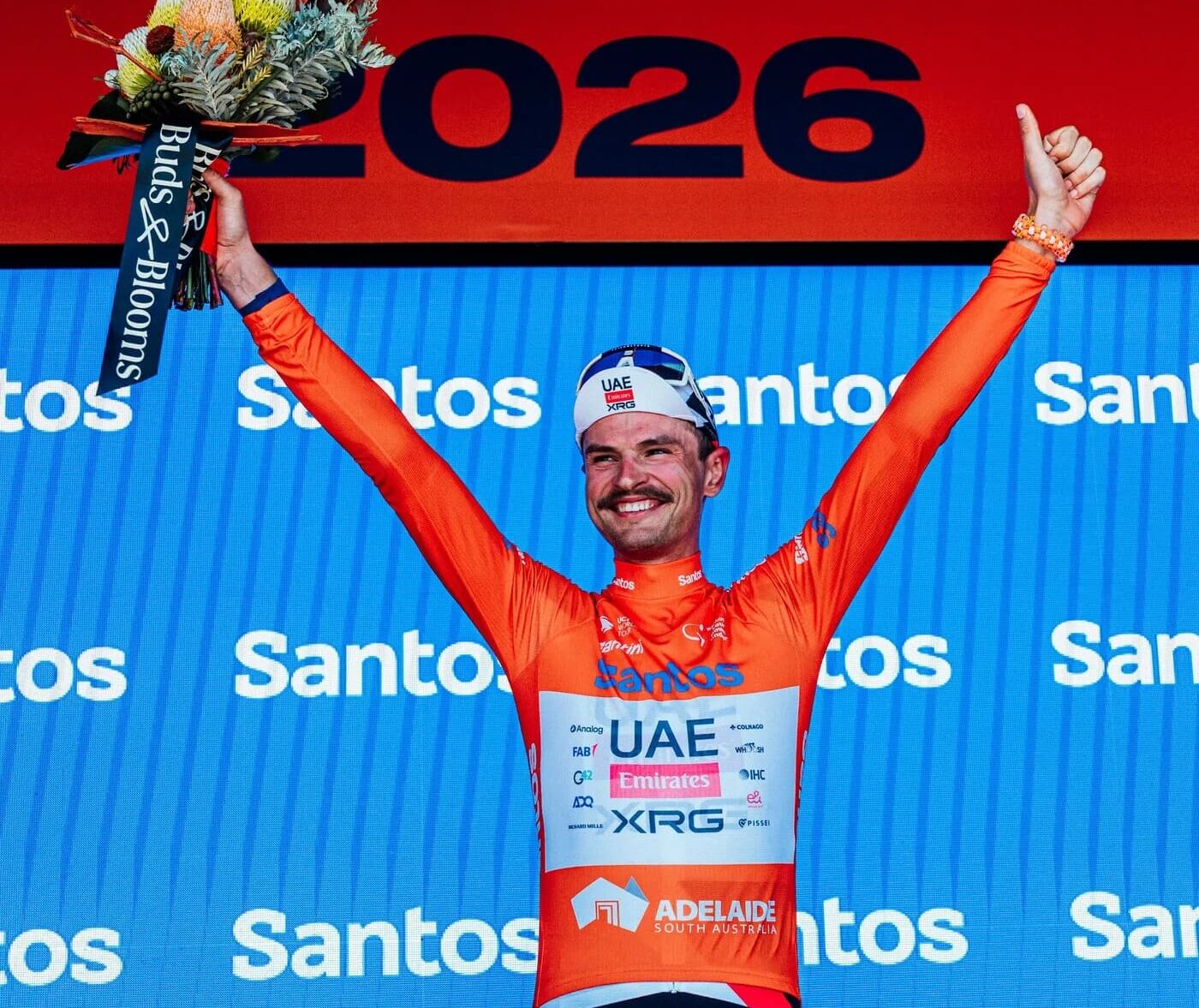Jay Vine sur le podium du Tour Down Under 2026 après sa victoire sur la 2e étape
