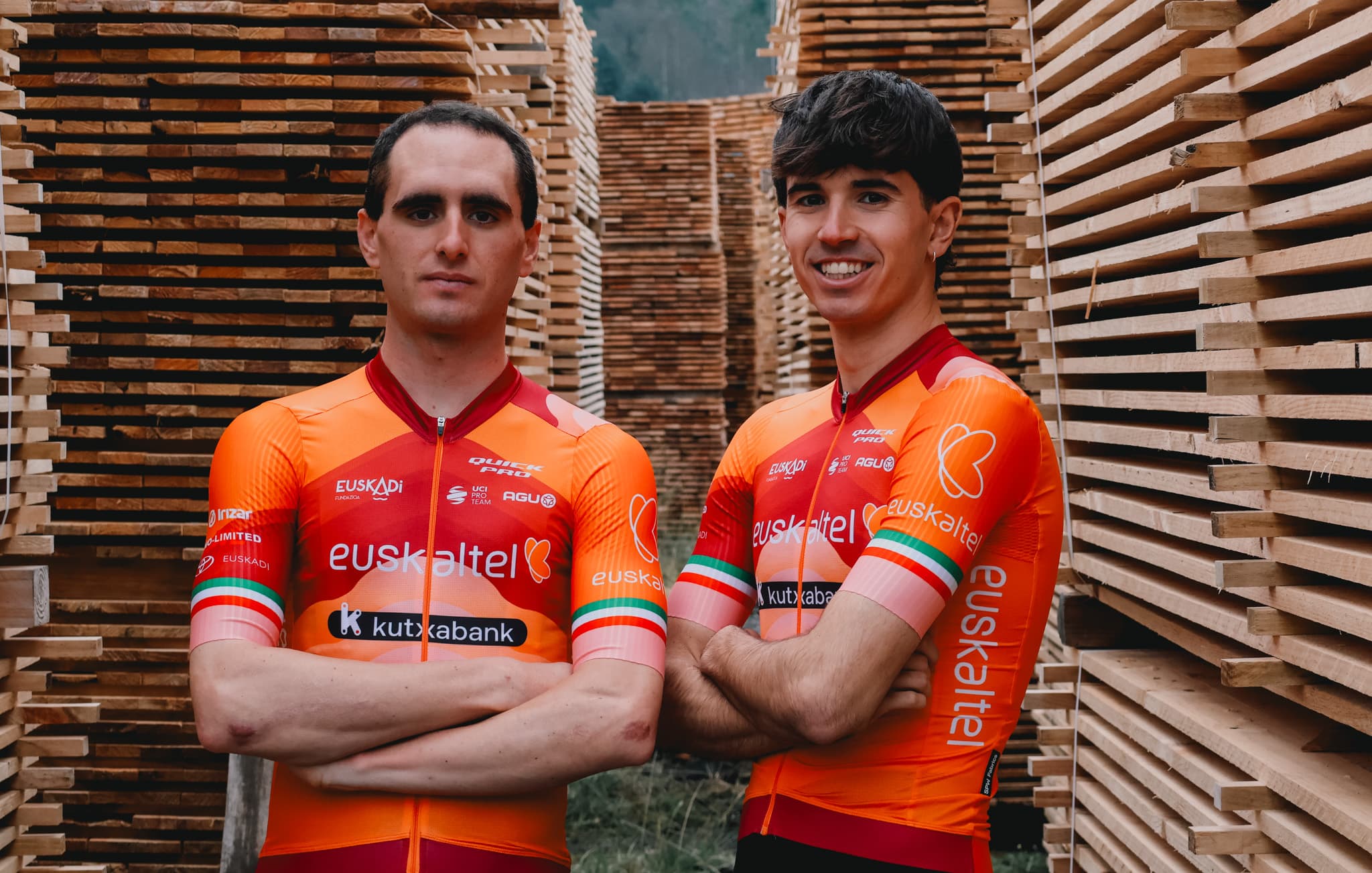 Maillot Euskaltel-Euskadi 2026 « Itsasmendi » orange, mer et montagne