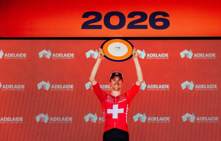 Mauro Schmid sur le podium final lors des réactions du Tour Down Under 2026