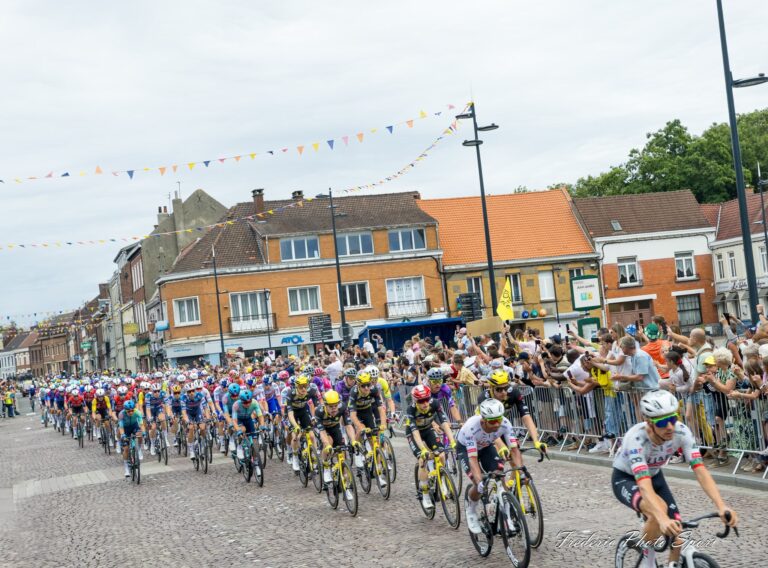 Peloton du Tour de France 2025 avec les équipes WorldTour regroupées en course