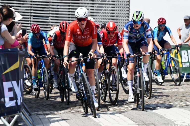 Peloton des Équipes Continentales féminines 2026 lors d’une course UCI