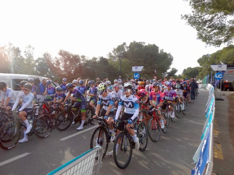 Peloton lors du Trofeo Marratxi-Felanitx 2025 à Majorque