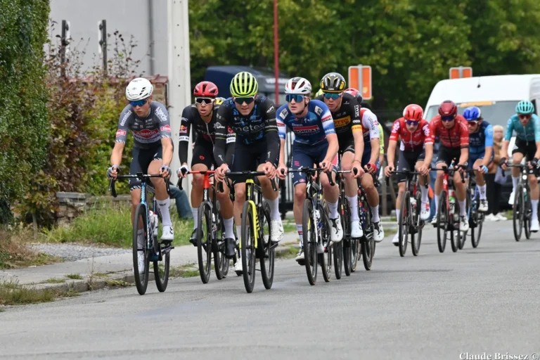 Peloton composé d’équipes continentales UCI lors d’une course sur route internationale