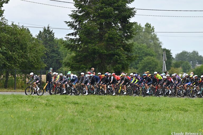 Peloton professionnel en course illustrant le cas Modern Adventure MBH pour une candidature à un Grand Tour 2026