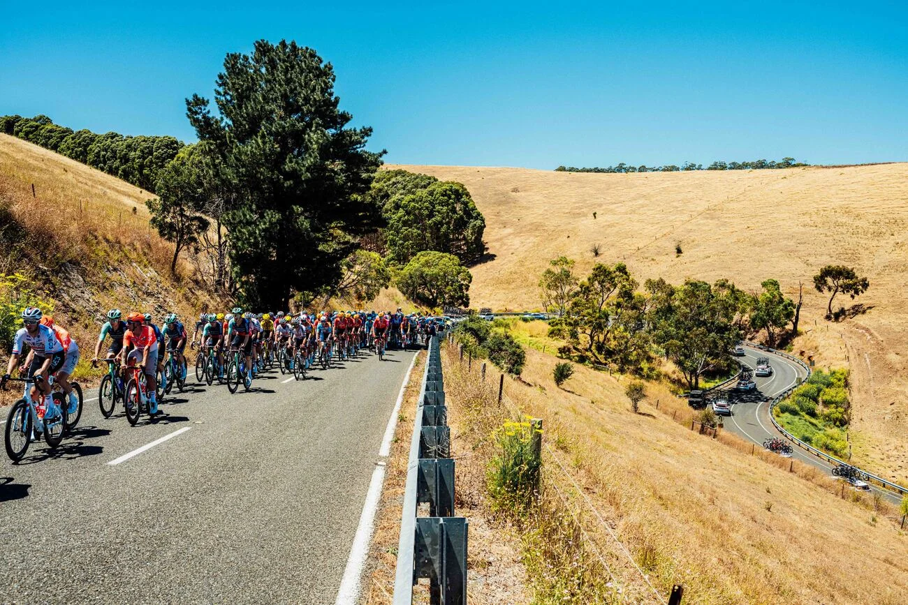 Peloton du Tour Down Under 2026 sur une route vallonnée en Australie-Méridionale