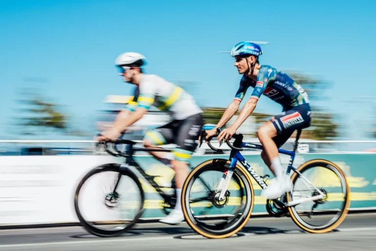 Peloton du Tour Down Under 2026 lors d’une étape en Australie