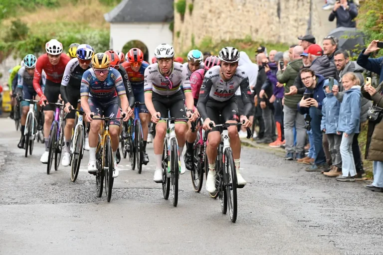 Coureurs de l’équipe UAE Team Emirates-XRG à l’avant du peloton lors d’une course sur route