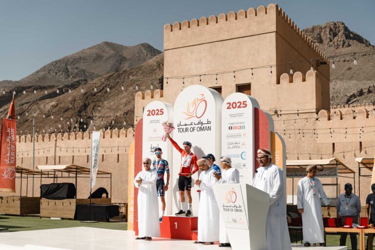 Podium final du Tour of Oman 2025 avec les trois premiers du classement général