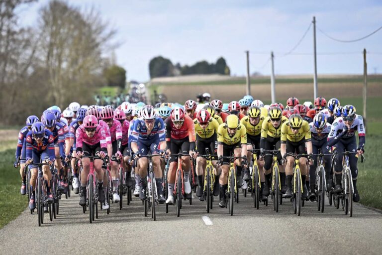 Peloton du Paris-Nice 2025 en pleine course