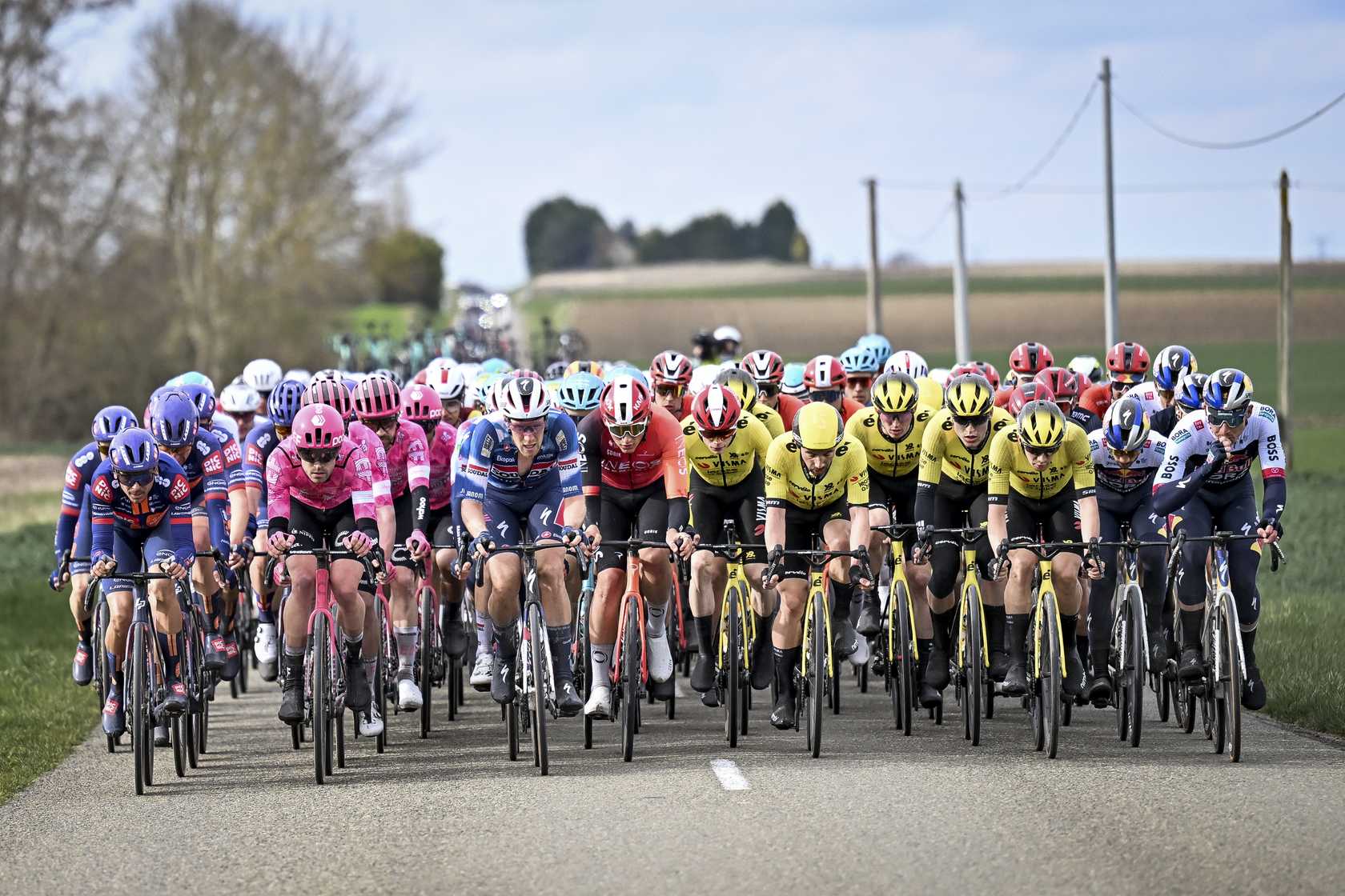 Peloton du Paris-Nice 2025 en pleine course
