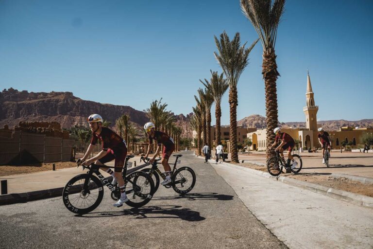 Coureurs de Modern Adventure en course lors d’une épreuve sur route.
