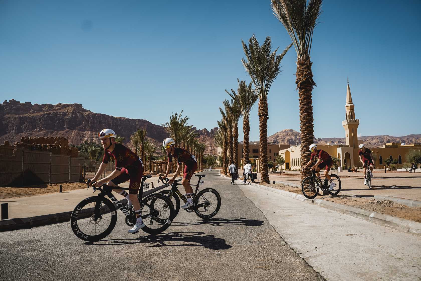 Coureurs de Modern Adventure en course lors d’une épreuve sur route.
