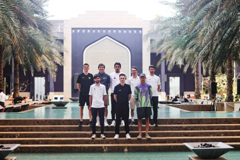 Coureurs posent avant le départ de la Muscat Classic 2026