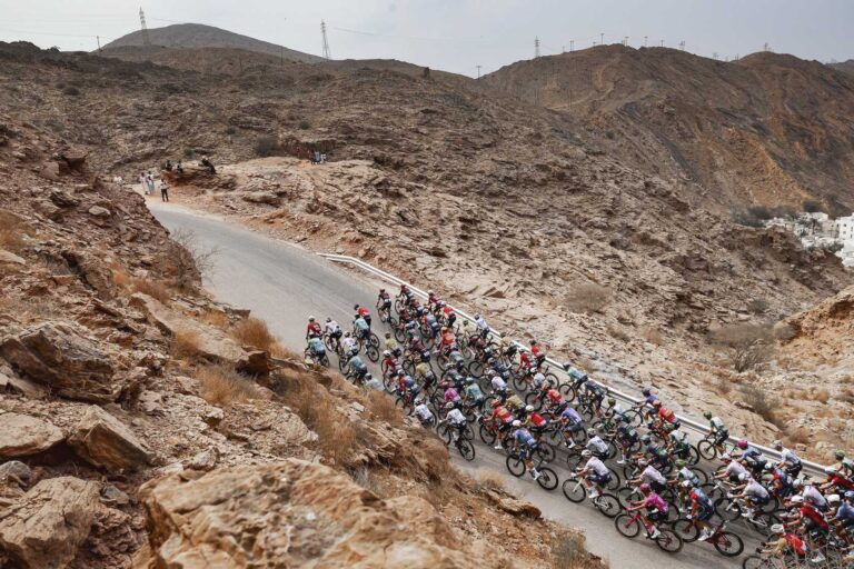 Peloton professionnel lors d’une étape du Tour d’Oman