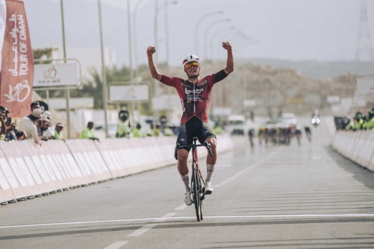 Baptiste Veistroffer lève les bras en franchissant la ligne d’arrivée de la 2e étape du Tour of Oman