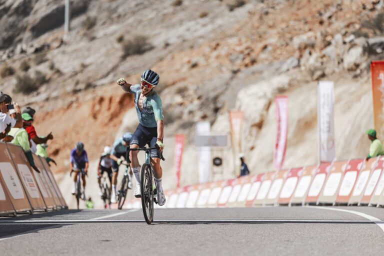 Christian Scaroni (Astana) franchit la ligne d’arrivée à Jabal Akhdhar