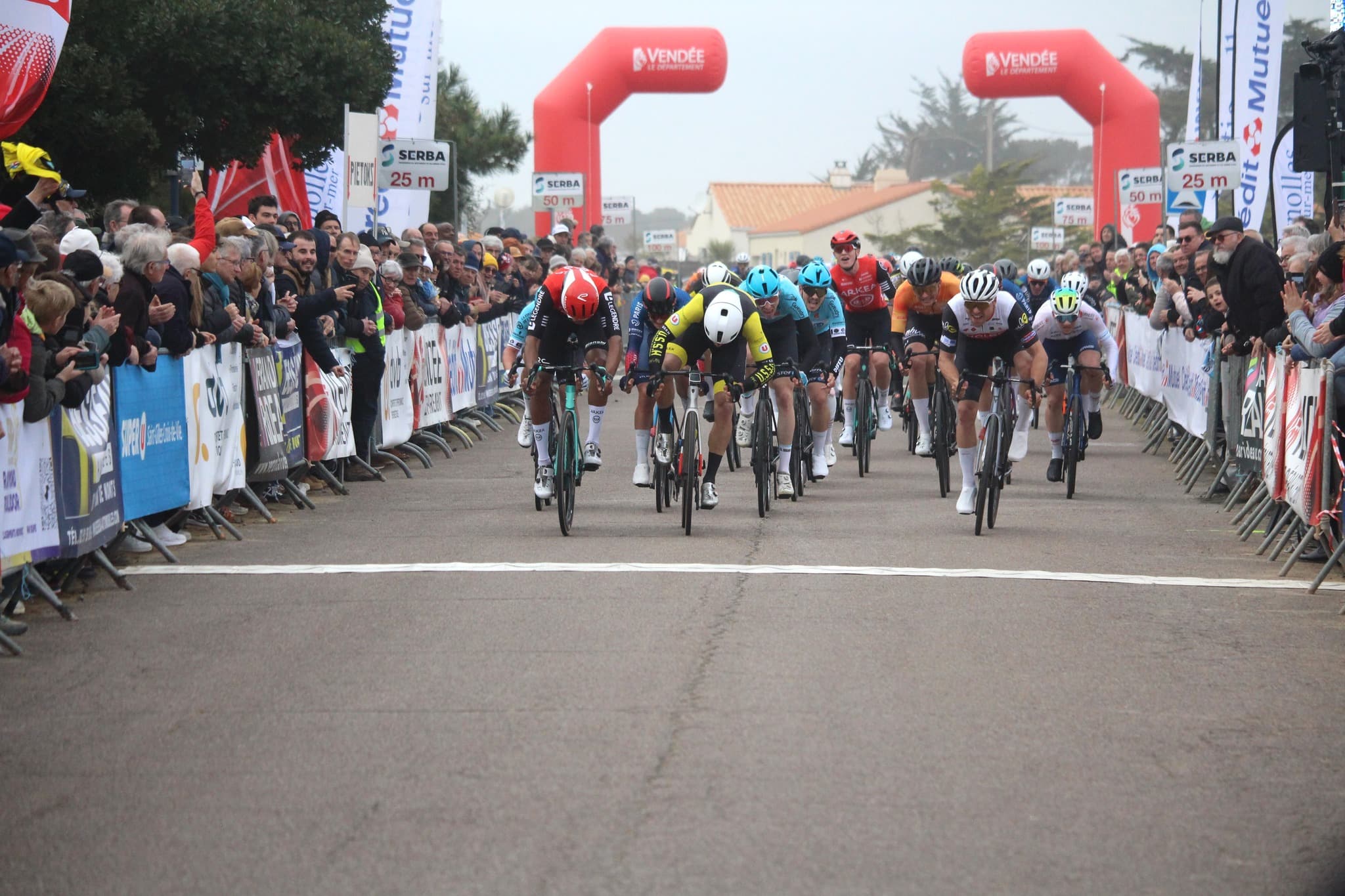 Arrivée au sprint lors d’une épreuve des Plages Vendéennes à St Fulgent en 2025
