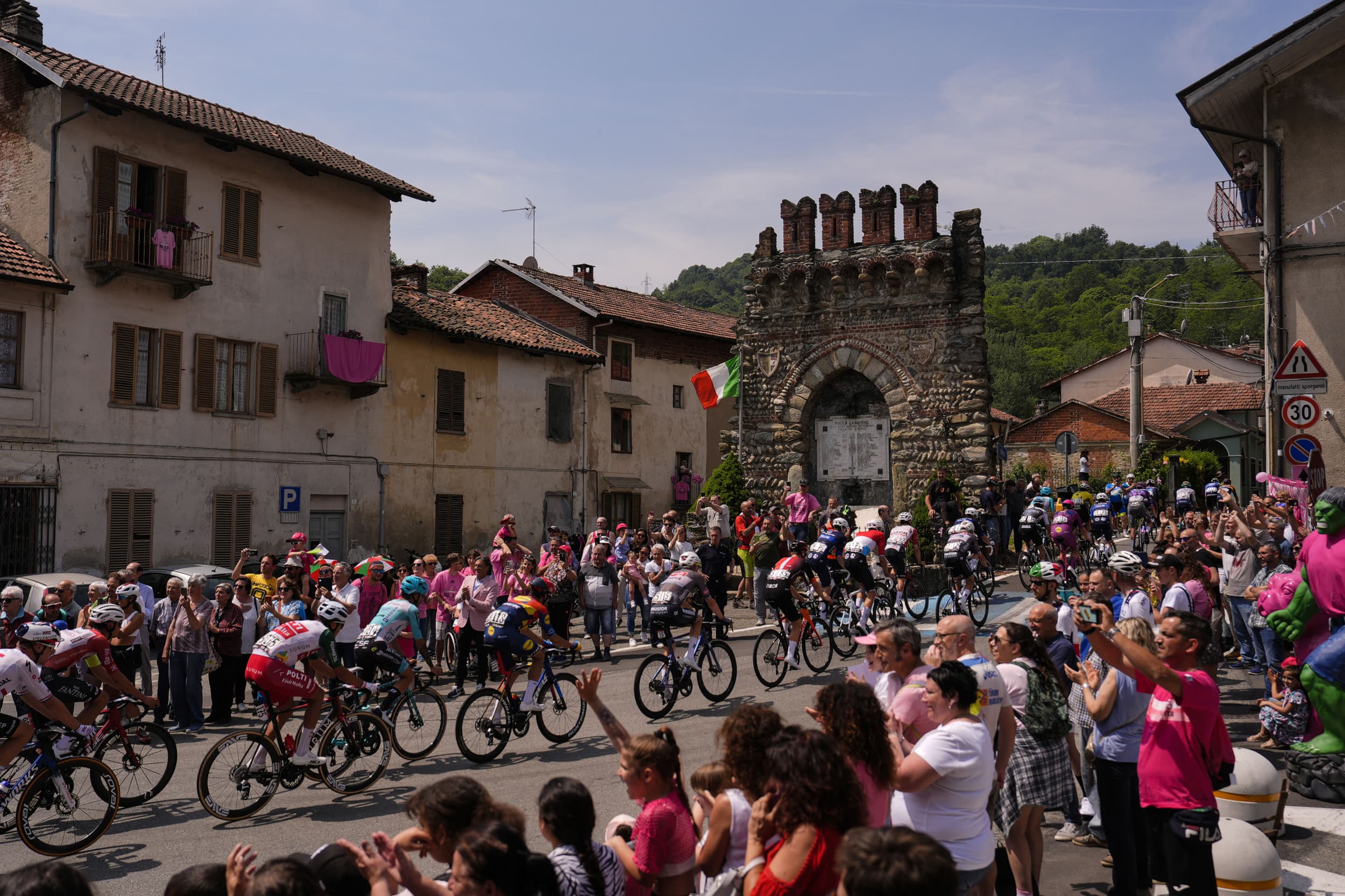 Peloton du Giro d’Italia lors d’une étape en ligne