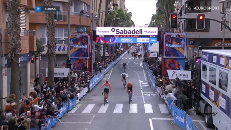 AJ August franchit la ligne d’arrivée lors de la 3e étape de la Volta Comunitat Valenciana