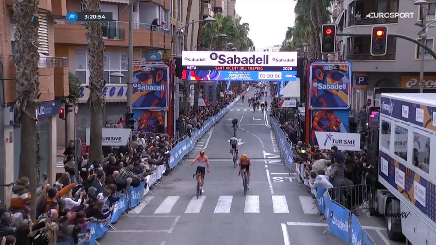 AJ August franchit la ligne d’arrivée lors de la 3e étape de la Volta Comunitat Valenciana