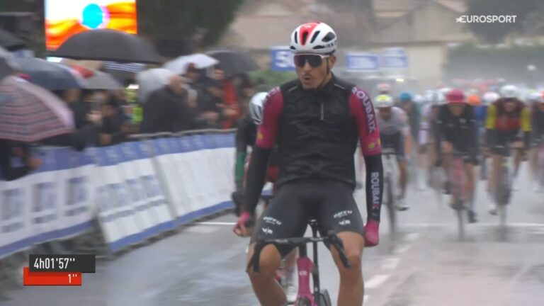 Arnaud Tendon franchit la ligne lors de la 1re étape du Tour de la Provence