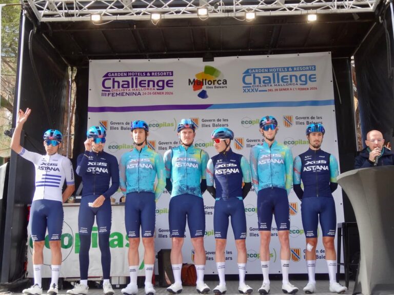 Coureurs de l’équipe XDS Astana en course lors d’une épreuve du calendrier international