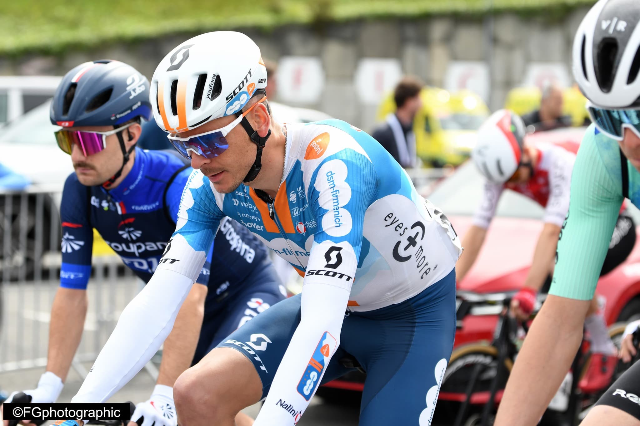Warren Barguil sous les couleurs de Team Picnic PostNL lors d’une course.
