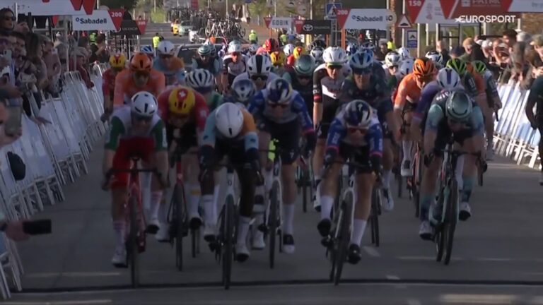 Biniam Girmay lors de l’arrivée de la première étape de la Volta Comunitat Valenciana