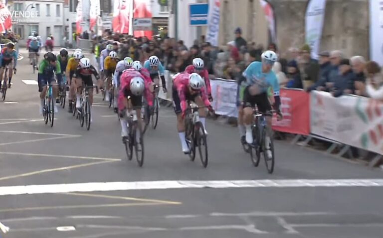 Anatole Leboucher franchit la ligne d’arrivée à Soullans lors de l’épreuve cycliste