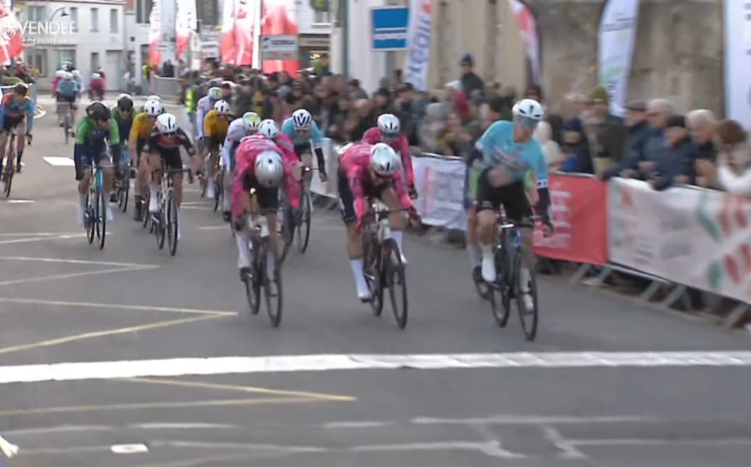 Anatole Leboucher franchit la ligne d’arrivée à Soullans lors de l’épreuve cycliste