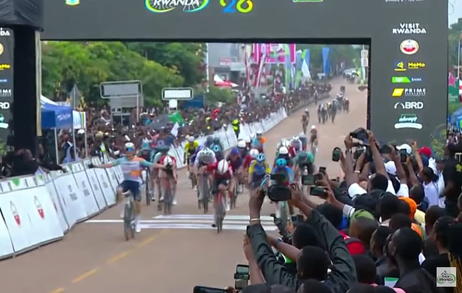 Paul Marti lève les bras lors de la 2ème étape du Tour du Rwanda