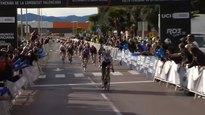 Cat Ferguson lève les bras après sa victoire sur l’étape 2 de la Setmana Ciclista Valenciana 2026
