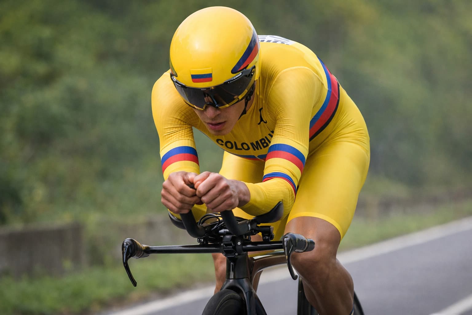Coureur en effort lors d’un contre-la-montre national en Colombie