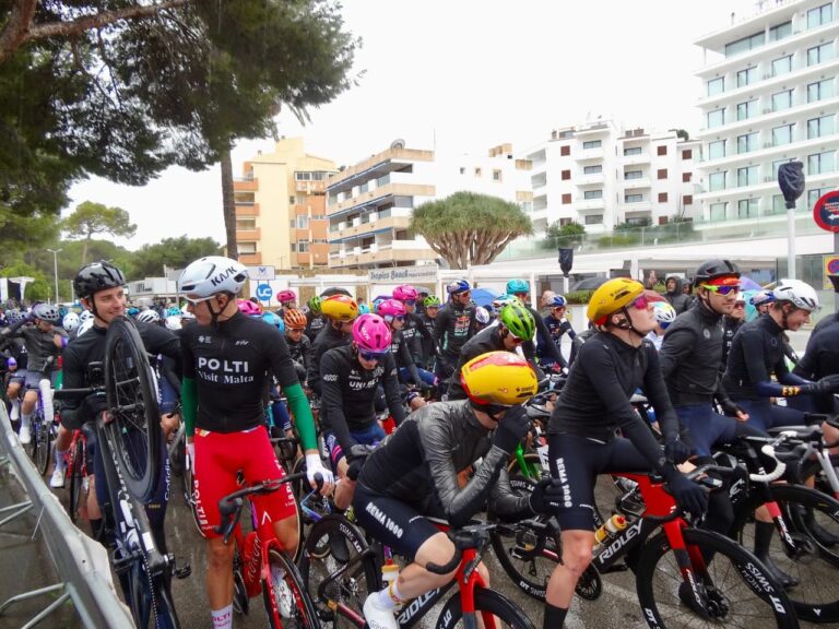 Peloton au départ du Grand Prix La Marseillaise