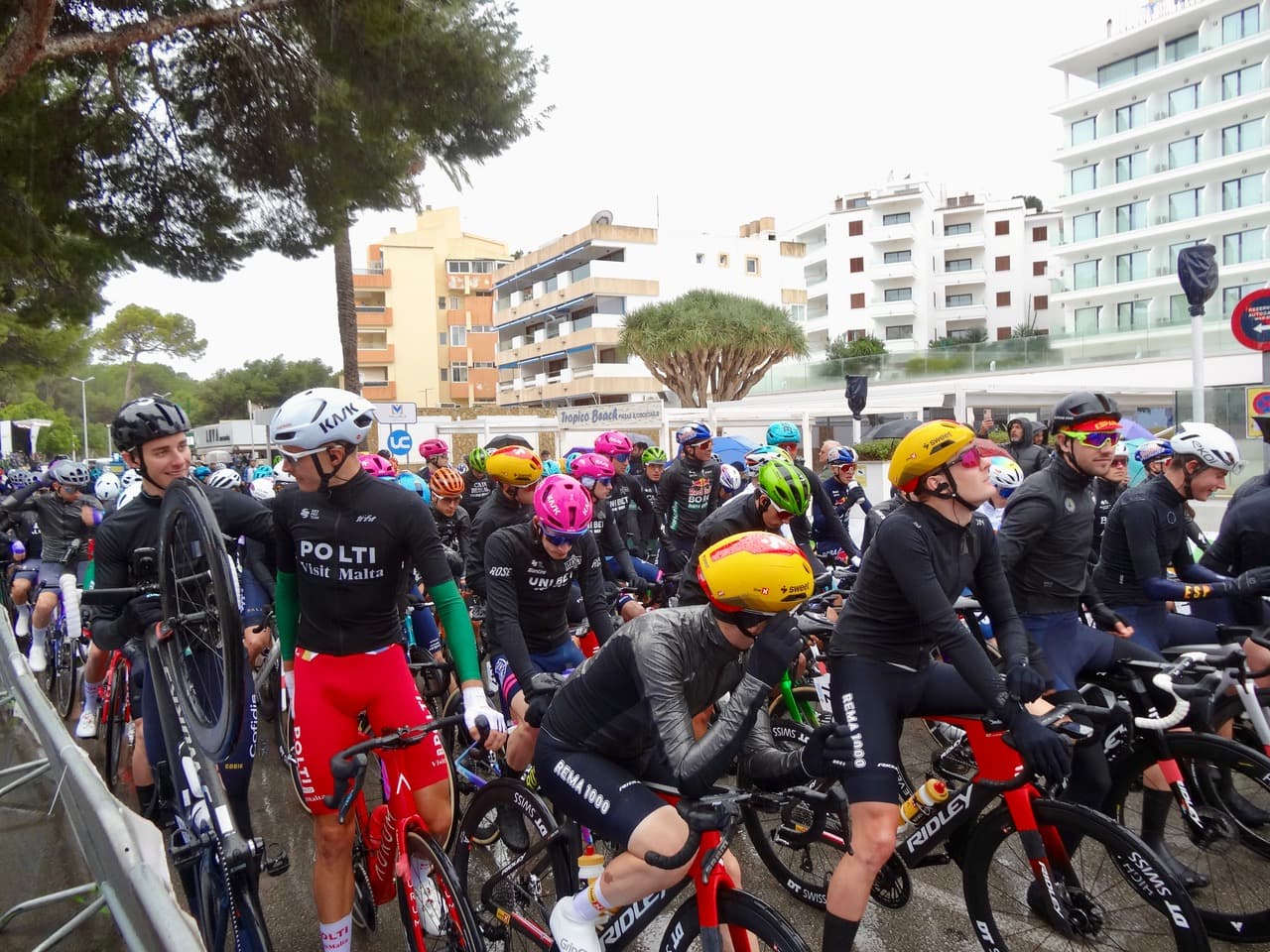 Peloton au départ du Grand Prix La Marseillaise